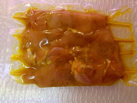 Pinchos caseros de pollo al curry