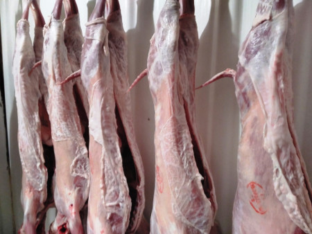Cabrito entero asar cruz